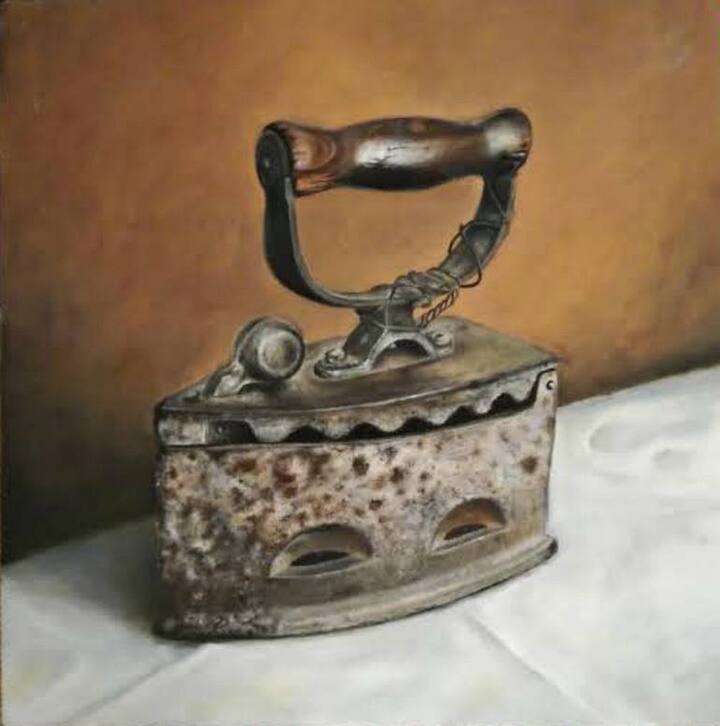 ओल्ड प्रेस (आयरन) का इस्तेमाल लंबे समय से किया जा रहा है. लोहे से बने आयरन में लोग कोयला डालकर कपड़े को प्रेस करते हैं. ये प्रेस वजन में काफी भारी होता है. हालांकि, मार्किट में इलेक्ट्रिक प्रेस आ जाने के कारण लोग इस्तेमाल कम ही करते हैं.