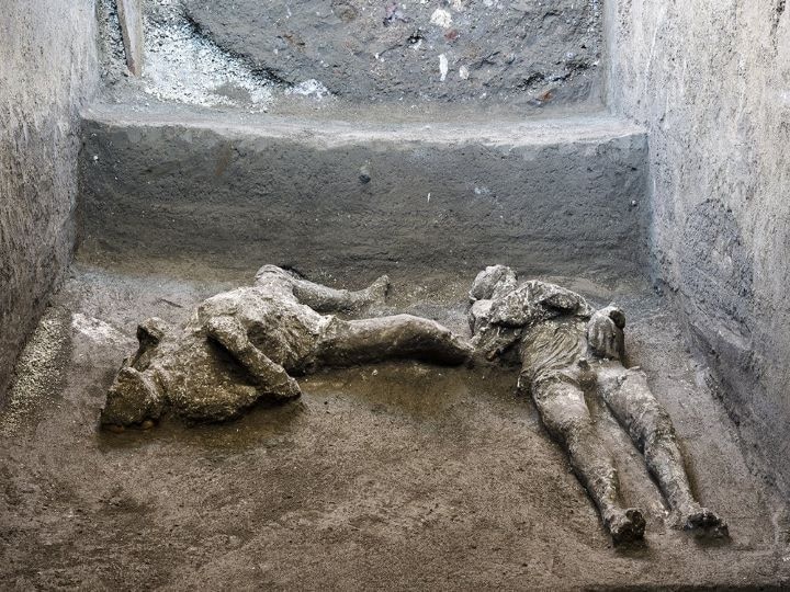 Bodies of two men found in Pompeii, Italy, died 2 thousand years before volcanic eruption इटली के पोम्पई में मिले 2000 साल पुराने दो शव, ज्वालामुखी फटने से हुई थी मौत