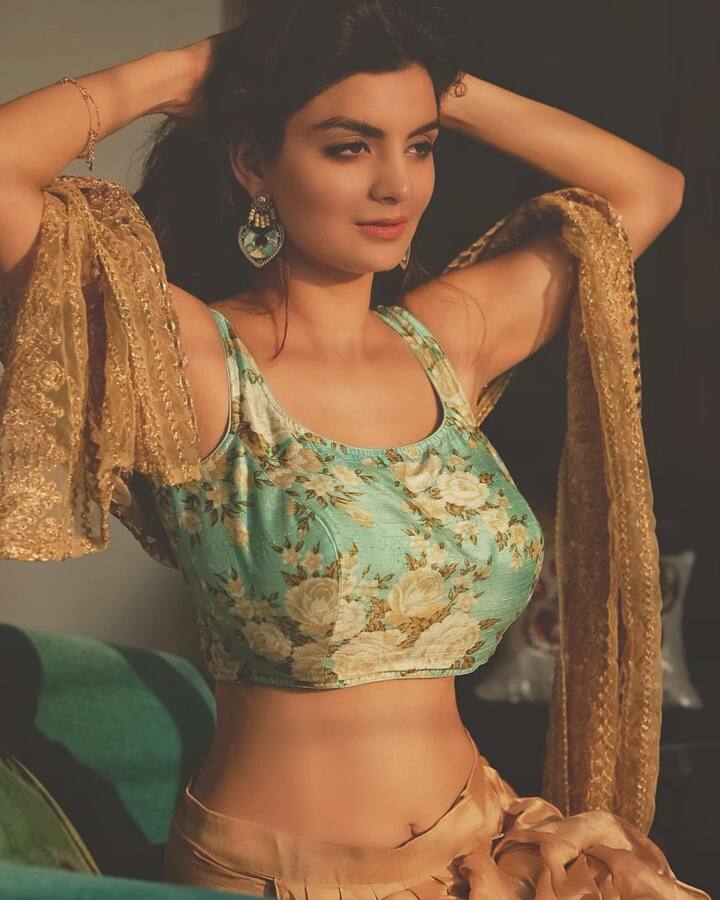 इस वेब सीरीज़ में उनकी होटनेस के चर्चे खूब हुए थे. उन्होंने काफी बोल्ड सीन दिए जिसके बाद उनकी पॉपुलैरिटी बढ़ती ही जा रही है. 