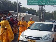लखनऊ: पीली साड़ी पहनकर सड़कों पर उतरे किन्नर, यातायात नियमों के साथ-साथ कोरोना से बचाव का पढ़ाया पाठ