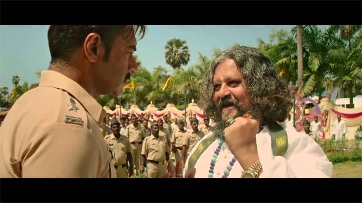 Singham Returns - अजय देवगन व करीना कपूर की फिल्म सिंघम में बाबा की भूमिका में अमोल गुप्ते नज़र आए थे. जिन्होंने एक कपटी बाबा की भूमिका अदा की थी जो भक्तों की आंखों में झूल झोंक रहा था.