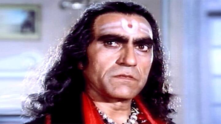 Jaadugar - अमिताभ बच्चन की फिल्म में अमरीश पुरी जादूगर के रोल में थे. जो गांव के भोले भाले लोगों को बेवकूफ बनाता है. और लोगों की ज़मीन हड़पने तक का गोरखघंधा करता है.