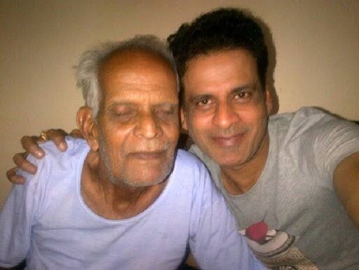 मनोज बाजपेयी - एक्टर मनोज बाजपेयी के पिता राधाकांत बाजपेयी आज भी अपने गांव में रहना पसंद करते हैं. उन्हें शहर की चमकधमक से दूर गांव की सिंपल ज़िन्दगी जीना ज्यादा पसंद है.