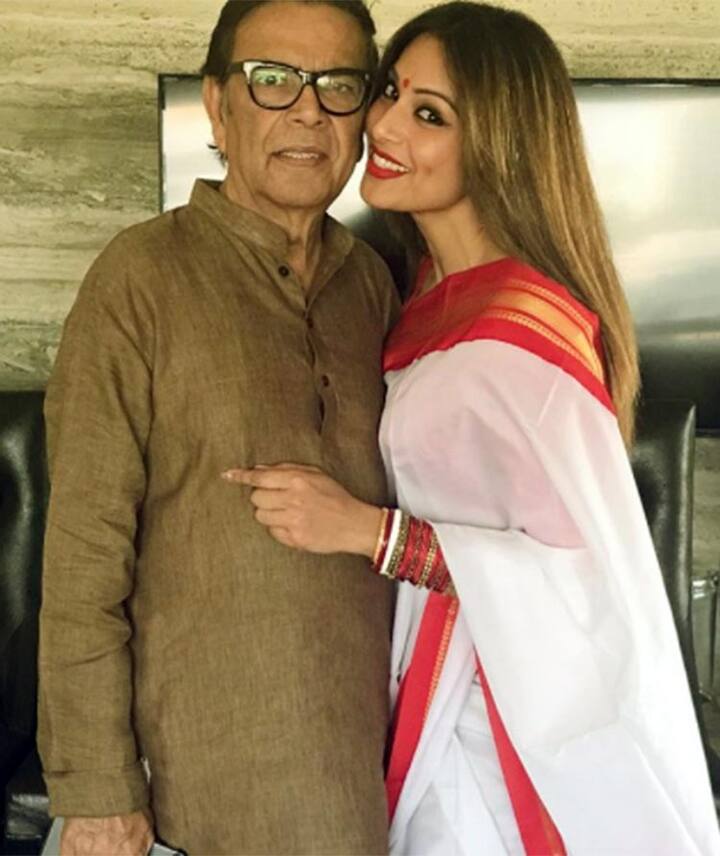 बिपाशा बसु - एक्ट्रेस बिपाशा बसु के पिता हीरक बसु सिविल इंजीनियर के पद से रिटायर हुए हैं और एकदम सिंपल जीवन जीते हैं.