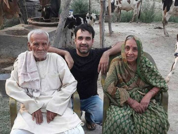 बॉलीवुड स्टार्स अक्सर अपनी लग्जूरियस लाइफस्टाइल के लिए जाने जाते हैं. ऐसे में यदि कोई कहे कि फलां सुपरस्टार जो इतनी लक्ज़री में जीता है, उसके माता-पिता एकदम सिंपल लाइफ स्टाइल मेंटेन करते हैं, तो आपको सहसा विश्वास सा नहीं होगा, लेकिन ऐसा है. जी हां, बॉलीवुड में कई सुपरस्टार्स ऐसे हैं जिनके माता पिता आज भी एकदम सिंपल जीवन बसर कर रहे हैं. आइए जानते हैं ऐसे स्टार्स के बारे में…