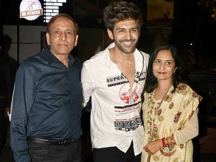 कार्तिक आर्यन - एक्टर कार्तिक आर्यन ग्वालियर से ताल्लुक रखते हैं. कार्तिक के माता पिता मनीष तिवारी और माला तिवारी दोनों ही पेशे से डॉक्टर हैं और एकदम सिंपल लाइफस्टाइल मेंटेन करते हैं.