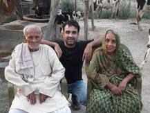 लग्जरी लाइफ जीने वाले बॉलीवुड स्टार्स के माता-पिता जीते हैं बिलकुल सिंपल लाइफ, देखें तस्वीरें