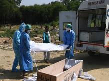 सावधान: राजधानी दिल्ली में कहर बन कर टूट रहा कोरोना, शवों के लिए कब्रगाह में नहीं बची जगह