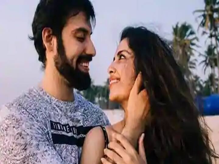 टीवी एक्ट्रेस अविका गोर ने एक रियलिटी शो में कंटेस्टेंट मिलिंद चंदवानी के साथ अपने रिश्ते के लेकर चुप्पी तोड़ी थी. दोनों अक्सर मुंबई के एयरपोर्ट पर स्पॉट होते दिखते है. 