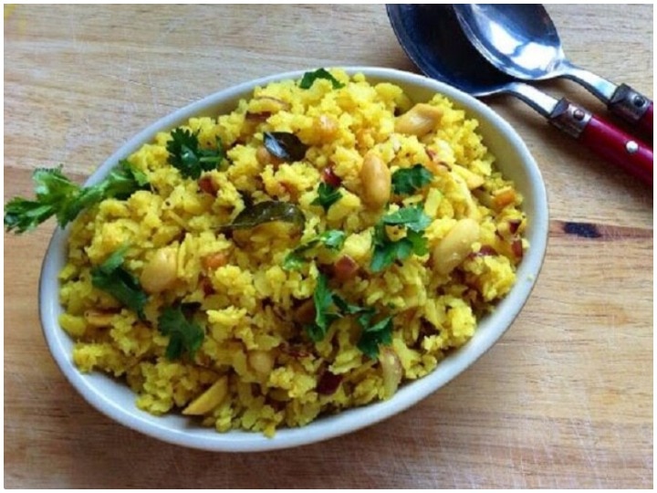 Madhuri Dixit shares delicious kanda poha recipe; watch video of Maharashtra main dish माधुरी दीक्षित ने शेयर की कांदा पोहा की रेसिपी, आप भी देखें वीडियो