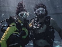 शिबानी दांडेकर की अंडरवाटर तस्वीर पर फरहान खान की बेटी ने किया ये कमेंट, सोशल मीडिया पर वायरल हुआ रिएक्शन