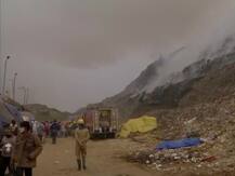 दिल्ली: गाजीपुर लैंडफिल साइट पर लगी आग, धुंए के कारण लोगों को सांस लेने में हो रही दिक्कत