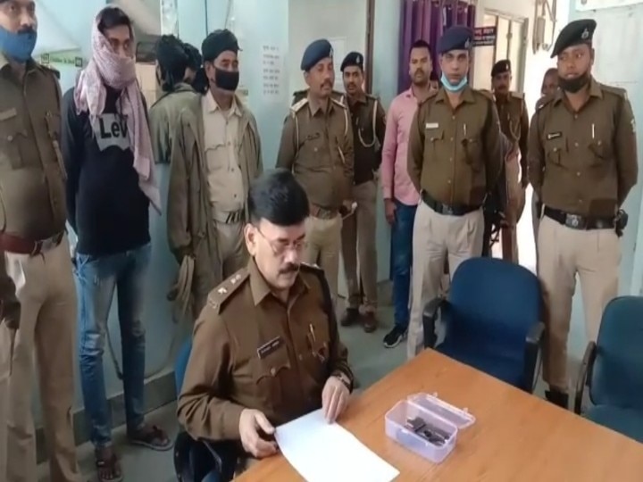 Bihar: Kaimur police arrested man who openly waved arms, seized foreign made pistol and bullet ann बिहार: कैमूर पुलिस ने खुलेआम हथियार लहराने वाले शख्स को किया गिरफ्तार, फॉरेन मेड पिस्टल और गोली की जब्त