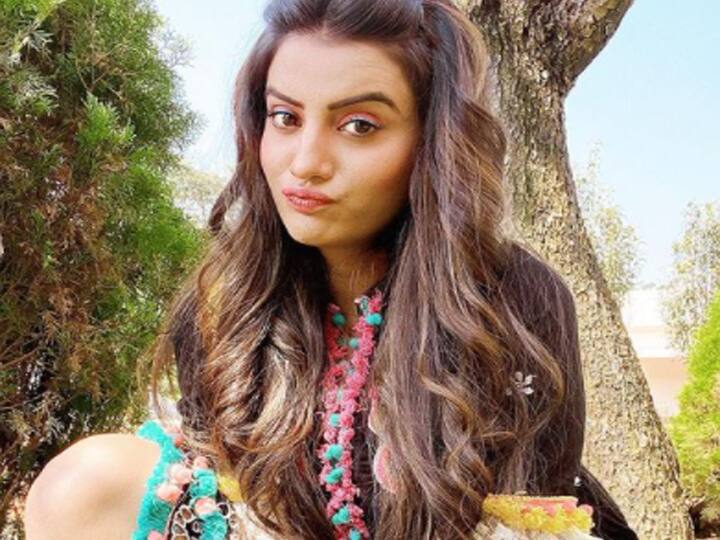 भोजपुरी एक्ट्रेस अक्षरा सिंह काफी पॉपुलर एक्ट्रेस में एक हैं. अक्षरा सिंह एक फिल्म को करने के लिए लगभग 2 से 3 लाख चार्ज करती हैं. 