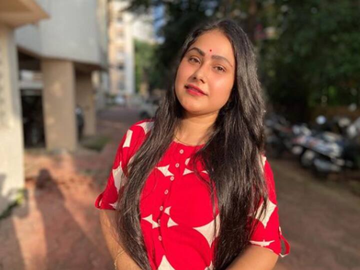 प्रियंका पंडित भोजपुरी इंडस्ट्री की डांसर और सबसे सफल अभिनेत्रियों में से है. प्रियंका पंडित ने साल 2013 में फिल्म ‘जीना तेरी गली में’ से अपने करियर की शुरुआत की थी. रिपोर्ट की मानें तो वो एक फिल्म के लिए 4 से 5 लाख रूपये चार्ज करती हैं.