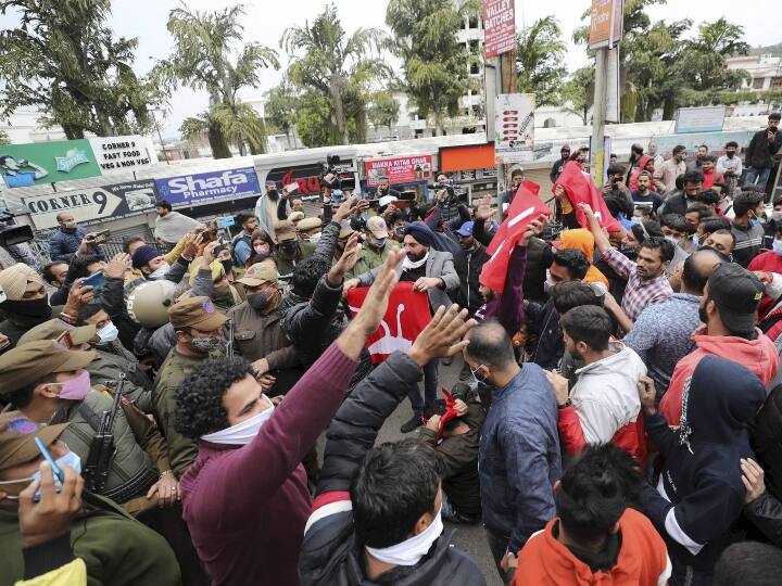 जम्मू: फारूक अब्दुल्ला के घर के बाहर BJYM और नेशनल कॉन्फ्रेंस के कार्यकर्ताओं के बीच झड़प, पुलिस ने किया लाठीचार्ज Jammu Clashes between BJYM and National Conference activists outside Farooq Abdullah house ANN जम्मू: फारूक अब्दुल्ला के घर के बाहर BJYM और नेशनल कॉन्फ्रेंस के कार्यकर्ताओं के बीच झड़प, पुलिस ने किया लाठीचार्ज