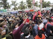 जम्मू: फारूक अब्दुल्ला के घर के बाहर BJYM और नेशनल कॉन्फ्रेंस के कार्यकर्ताओं के बीच झड़प, पुलिस ने किया लाठीचार्ज