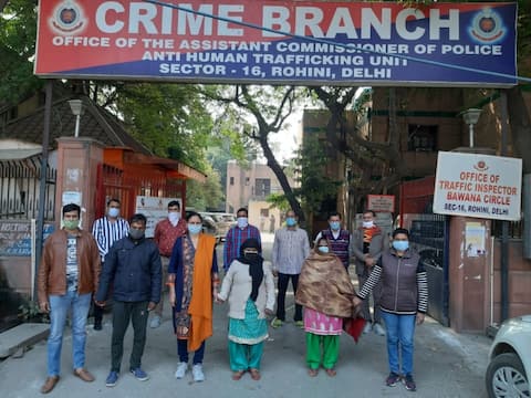 नवजात बच्चों को अगवा कर बेचने वाले गिरोह का किया पर्दाफाश, दिल्ली पुलिस ने आठ लोगों को किया गिरफ्तार नवजात बच्चों को अगवा कर बेचने वाले गिरोह का किया पर्दाफाश, दिल्ली पुलिस ने आठ लोगों को किया गिरफ्तार