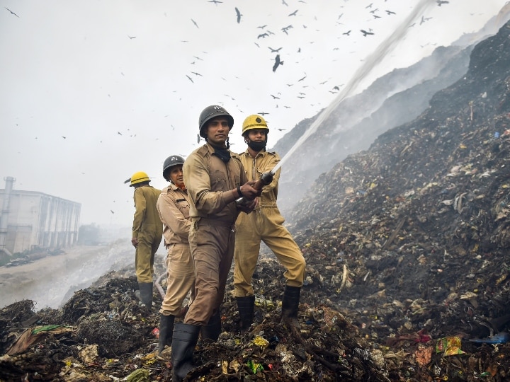 Ghazipur landfill site case of fire: Environment committee of Delhi assembly summons commissioner of East MCD- ann गाजीपुर लैंडफिल साइट में आग लगने का मामला: दिल्ली विधानसभा की पर्यावरण समिति ने ईस्ट एमसीडी के कमिश्नर को किया समन