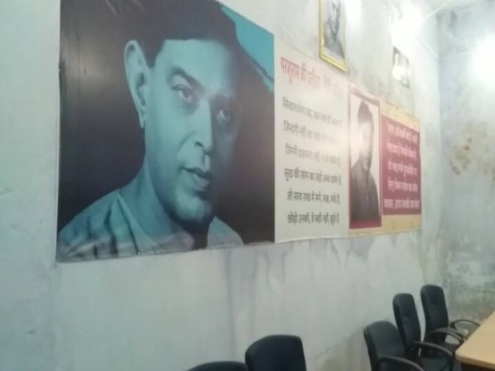 बिहार: पूर्णिया कॉलेज के कमरे में बैठकर राष्ट्रकवि दिनकर ने की थी इस महाकाव्य की रचना, आज भी महफूज रखी है उनकी कलम Bihar: Rashtrakavi Dinkar composed this epic by sitting in the room of Purnia College, even today he has kept his pen safe ann बिहार: पूर्णिया कॉलेज के कमरे में बैठकर राष्ट्रकवि दिनकर ने की थी इस महाकाव्य की रचना, आज भी महफूज रखी है उनकी कलम