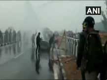 दिल्ली में प्रदर्शन पर पुलिस करेगी कानूनी कार्रवाई, हरियाणा में मार्च करने वाले किसानों पर हुई पानी की बौछार