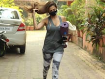 Malaika Arora अपने Yoga Mat के साथ बांद्रा में हुईं स्पॉट, खुले बालों और मास्क लगाई हुई आईं नज़र