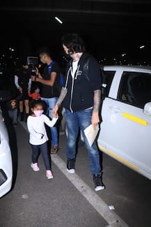 पति और बच्चों संग एयर पोर्ट पर दिखीं बॉलीवुड एक्ट्रेस सनी लियोन, लॉस एंजेलिस में मना रही थी छुट्टियां