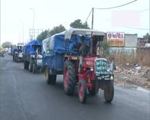 तस्वीरें: दिल्ली की ओर किसानों का कूच, प्रदर्शनकारियों ने बैरिकेड को उठाकर फेंका, भारी पुलिसबल तैनात