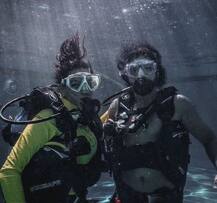 देखें फरहान अख्तर की गर्लफ्रेंड शिबानी का बोल्ड अंदाज, मालदीव से छुट्टियां मना कर लौटा कपल