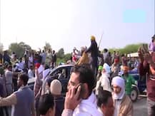 तस्वीरें: दिल्ली की ओर किसानों का कूच, प्रदर्शनकारियों ने बैरिकेड को उठाकर फेंका, भारी पुलिसबल तैनात