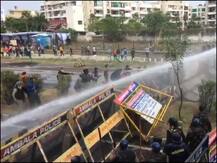 दिल्ली की ओर किसानों का हल्ला बोल, पुलिस ने बॉर्डर पर रेत से भरे ट्रकों को किया तैनात