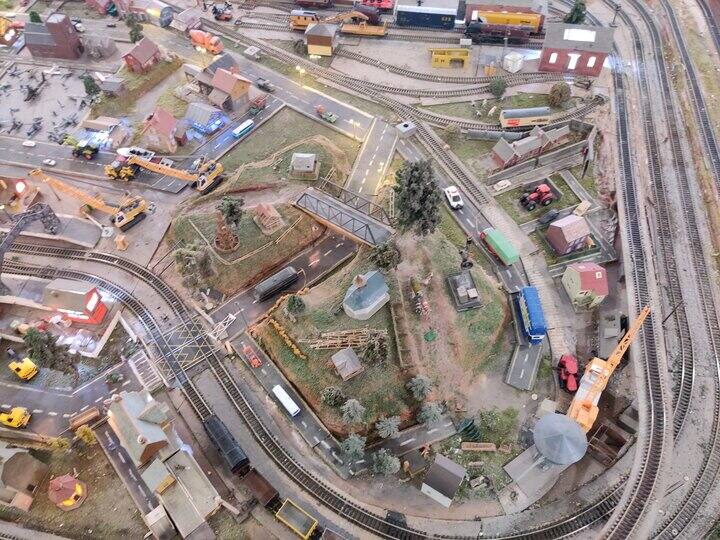 agra's school chairman made train dam and factory by waste material ann कबाड़ से बना डाली ट्रेन, डैम व सीमेंट फैक्ट्री, जानिए- आगरा के संजय तोमर के बारे में