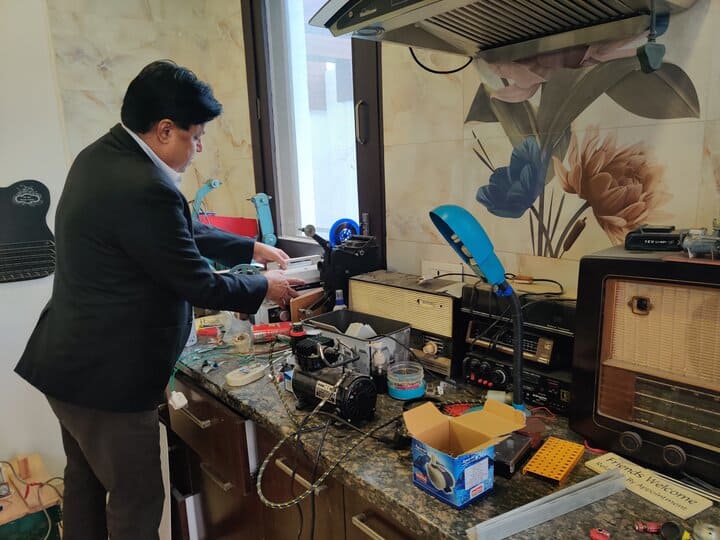 कबाड़ से बना डाली ट्रेन, डैम व सीमेंट फैक्ट्री, जानिए- आगरा के संजय तोमर के बारे में