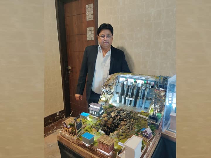 कबाड़ से बना डाली ट्रेन, डैम व सीमेंट फैक्ट्री, जानिए- आगरा के संजय तोमर के बारे में