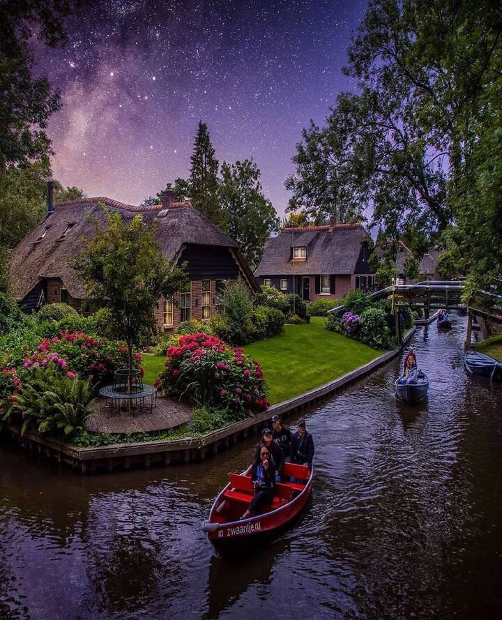  घूमने के लिए एक और खास जगह है नीदरलैंड. Giethoorn 3000 से कम लोगों की आबादी वाले वाला एक नीदरलैंड प्रांत में शहर है. यह बेहद खूबसूरत है.(Photo- scenicfever-@iamhamamat)