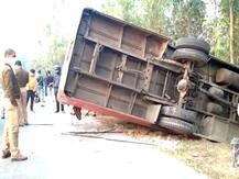 सीतापुर: कार से टकराने के बाद खाई में पलटी बस, 2 दर्जन से अधिक लोग हुए घायल, 5 की हालत गंभीर