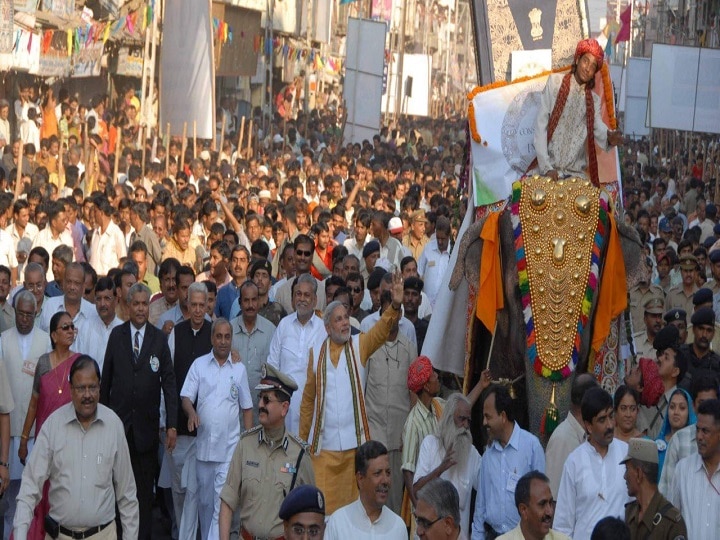 PM Modi holds samvidhan Yatra ten years ago in Gujarat share pics पीएम मोदी ने 10 साल पहले गुजरात में निकाली थी 'संविधान यात्रा', शेयर की तस्वीरें