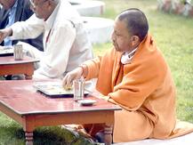 गोरखनाथ मंदिर में आंवले के पेड़ के नीचे सीएम योगी ने किया एकादशी व्रत का पारायण, रोगों का होता है नाश