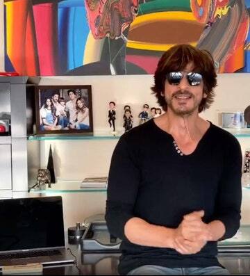 बंगला 6000 स्क्वायर फ़ीट में बना है जिसे शाहरुख ने 2001 में ख़रीदा था.