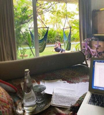 उनके घर का गार्डन बहुत बड़ा है जो कि बेहद सुंदर है. लिविंग रूम मिनिमल डेकोर के साथ सजाया गया है. यह टू-स्टोरी बंगला है.