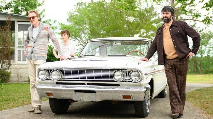 अंकल फ्रैंक - यह कहानी आपको 1973 के दौर में ले जाती है. जहां बेथ अपने अंकल के घर एक सरप्राइज विजिट देती है और पाती है कि उसके अंकल गे हैं. कहानी आगे क्या-क्या रंग लेती है इसके लिए आप नेटफ्लिक्स पर इस सीरीज को देख सकते हैं जो कल ही यानी 25 नवंबर को रिलीज हुई है.