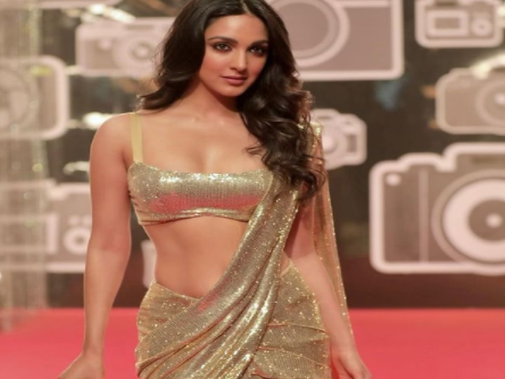 Kiara Advani flaunts her perfect body in a golden sari, splashes all over the internet Kiara Advani ने गोल्डन साड़ी में फ्लॉन्ट की अपनी परफेक्ट बॉडी, इंटरनेट पर बिखेर रही हैं अपना जलवा