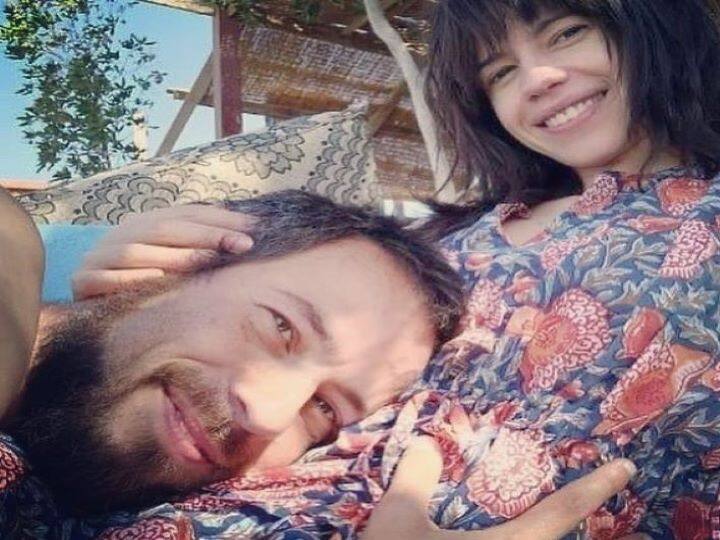 कल्कि कोचलिन पहली बार इजरायली ब्वॉयफ्रेंड से पेट्रोल स्टेशन पर मिली थीं, शेयर की लव स्टोरी Kalki Koechlin met Israeli boyfriend Guy Hushberg at the petrol station for the first time, shared a love story on social media कल्कि कोचलिन पहली बार इजरायली ब्वॉयफ्रेंड से पेट्रोल स्टेशन पर मिली थीं, शेयर की लव स्टोरी