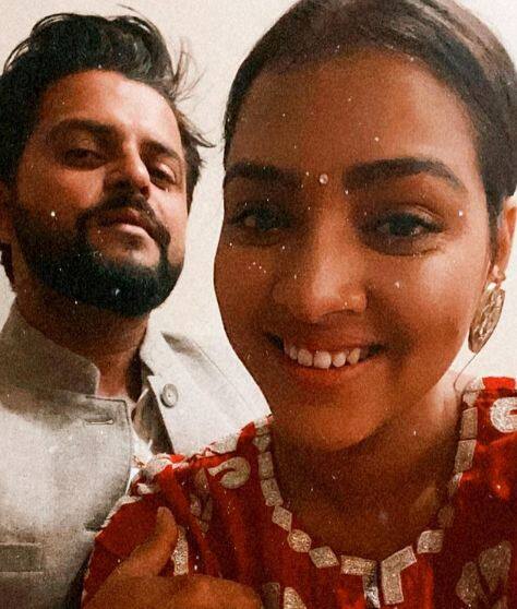 सुरेश रैना और उनकी पत्नी सोशल मीडिया पर काफी एक्टिव रहने वालों में से हैं. दोनों एक दूसरे के साथ कई तस्वीरें शेयर करते दिखते हैं.