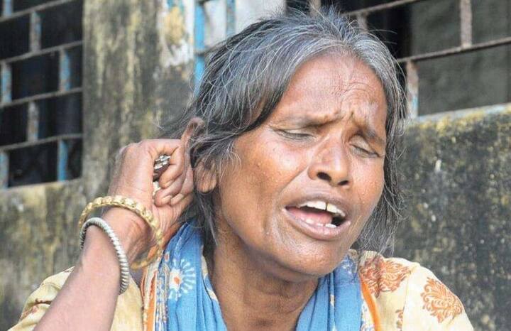 रानू मंडल -रेलवे स्टेशन पर गाना गाकर गुजारा करने वाली रानू की किस्मत भी एक वीडियो के वायरल होने से पलट गई थी. रानू की आवाज़ को सुन लोग उनके दीवाने हो गए थे और हिमेश रेशमिया ने तो उन्हें अपनी फिल्म में सिंगिंग का मौक़ा तक दे दिया था.