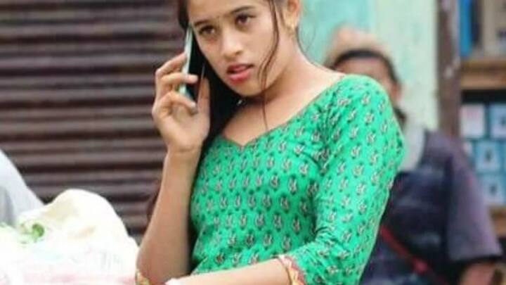 कुसुम श्रेष्ठ -नेपाल में सब्जी बेचने वाली कुसुम श्रेष्ठ भी रातों रात सोशल मीडिया पर वायरल हो गईं थीं. कुसुम की फोटो एक फोटोग्राफर ने क्लिक की थी जो काफी वायरल हुई थीं. कुसुम को अपने लुक्स के चलते लोगों के बीच एक अलग ही पहचान मिली थी.
