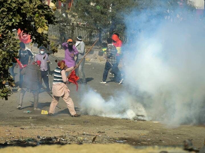 पुलिस ने आंसू गैस के गोले छोड़े और वाटर कैनन का भी इस्तेमाल किया. लेकिन किसान नहीं माने. कई जगहों पर किसानों ने पथराव किया और बैरिकेड भी तोड़ डाले.