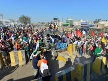 IN PICS: किसानों को दिल्ली में एंट्री की मिली इजाजत, तस्वीरों में देखें विरोध प्रदर्शन की झलक