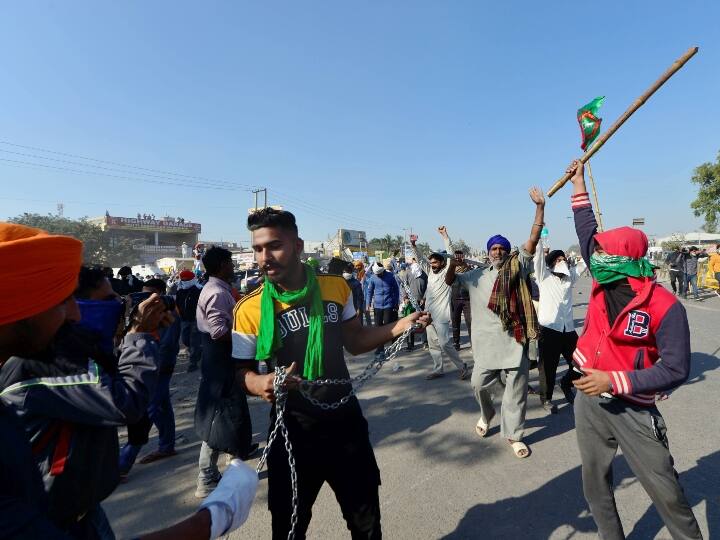 दिल्ली की सीमाओं पर कई स्थानों पर तनाव की स्थिति बनी रही. पंजाब और हरियाणा से आ रहे किसानों को रोकने के लिए पुलिस ने तमाम प्रयास किए. ड्रोन्स से भी नजर रखी गयी.