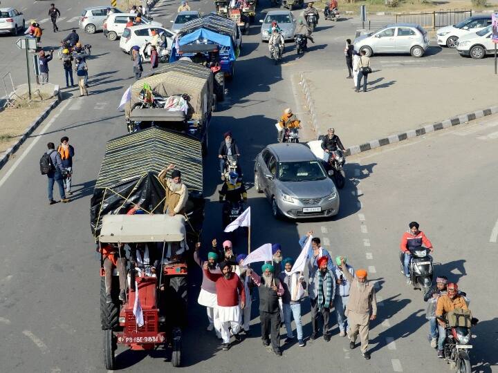 दिल्ली के बॉर्डर से लगे कई जगहों पर ट्रैफिक का मार्ग बदल दिया गया. दिल्ली-गुड़गांव सीमा पर वाहनों की तलाशी भी बढ़ा दी गई, जिससे वहां जाम लग गया. दिल्ली-गुड़गांव सीमा पर सीआईएसएफ के कर्मियों को भी तैनात किया गया. दिल्ली ट्रैफिक पुलिस ने ट्वीट कर लोगों से रिंग रोड, मुकरबा चौक, जीटीके रोड, एनएच- 44 और सिंघू बॉर्डर की बजाय दूसरे रास्तों से गुजरने की अपील की.